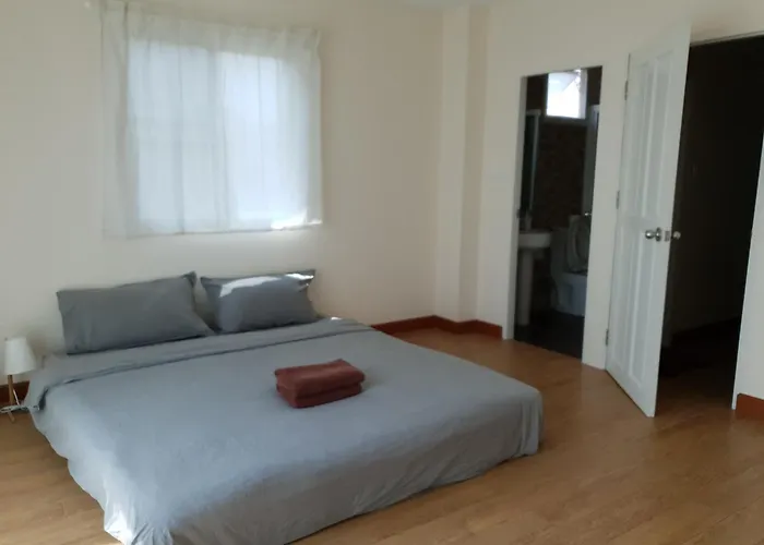 Above Heaven - 4br For 12 Pax Near Mrt Ratchadapisek Apartment
